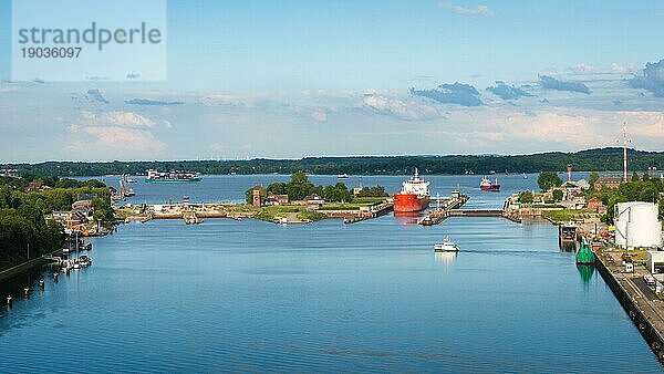 Blick auf und von der Nord Ostsee Kanalbrücke in Norddeutschland an einem sonnigen Sommertag