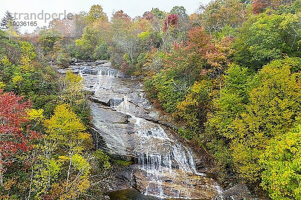 Ein Wasserfall liegt an einem Herbsttag in den Bergen von Carolina