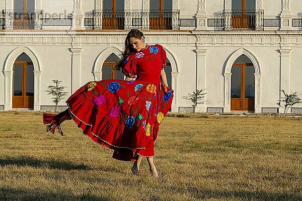 Ein wunderschönes Hispanic Brunette Modell posiert im Freien in häuslicher Umgebung