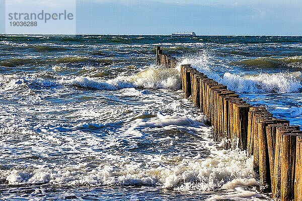 Brechende Wellen an den Buhnen Ostsee