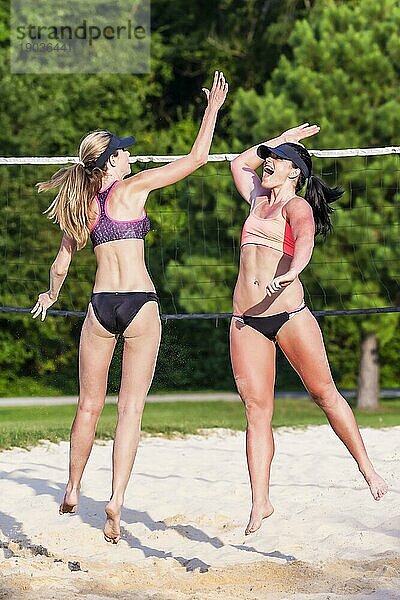 Zwei Sportlerinnen beim Beachvolleyball