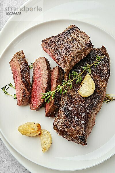 Draufsicht auf ein Beef Strip Steak medium rare auf einem Teller