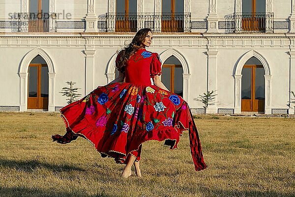 Ein wunderschönes Hispanic Brunette Modell posiert im Freien in häuslicher Umgebung