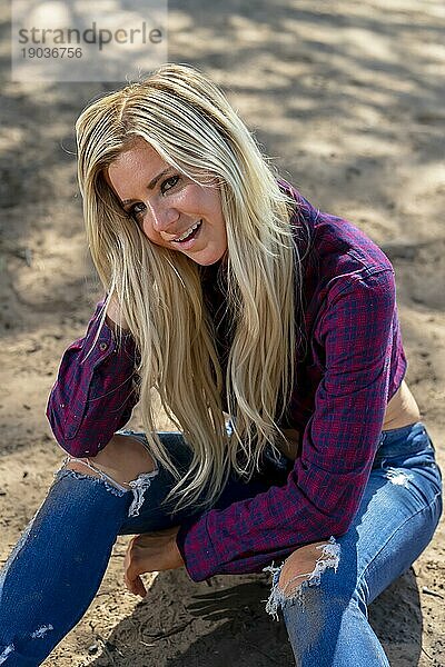 Ein wunderschönes junges blondes Model genießt die freie Natur in der Wüste von Arizona