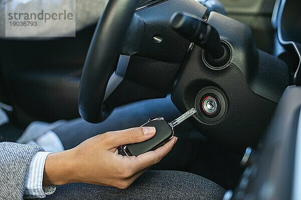 Seitenansicht Geschäftsfrau mit Schlüssel drehen Auto. Auflösung und hohe Qualität schönes Foto