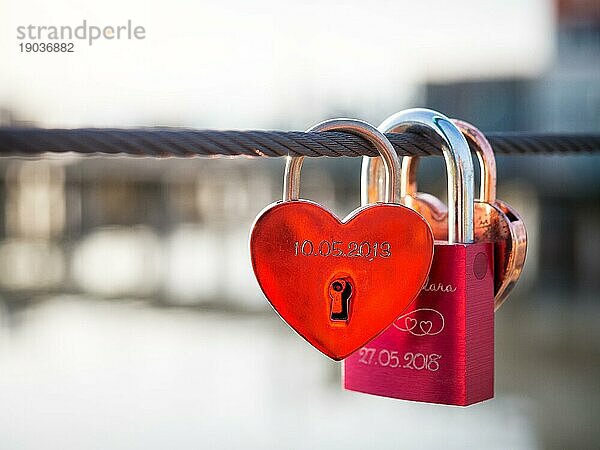 Vorhängeschloss auf einer Brücke Liebe Romantik Zeichen