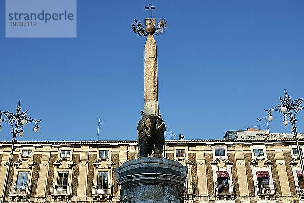 Obelisk  Elefant  frontal von vorne  blauer wolkenloser Himmel  Altstadt  Catania  Ostküste  Sizilien  Italien  Europa