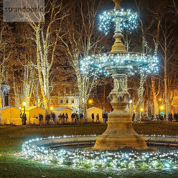 Festlich geschmückter Adventsbrunnen in Zagreb