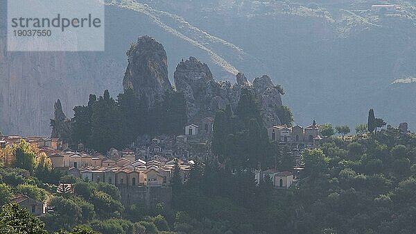 Gegenlicht am Morgen  Bizarre Felsen  Berg im Hintergrund  Friedhof  Militello Rosmarino  Dorf  Nationalpark Nebrodi  Sizilien  Italien  Europa