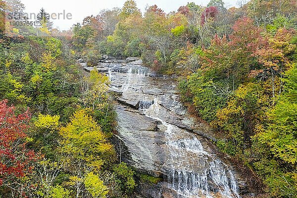 Ein Wasserfall liegt an einem Herbsttag in den Bergen von Carolina