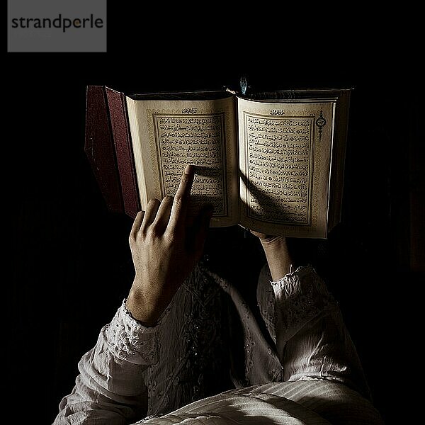 Silhouette Frau liest Koran. Auflösung und hohe Qualität schönes Foto