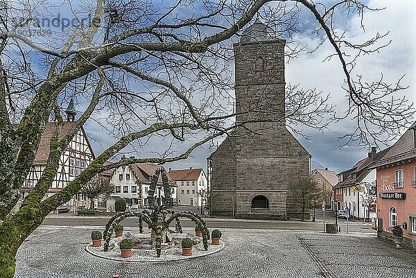 Stadtkirche  vorne eine geschmückter Osterbrunnen  Waldenburg  Baden-Württemberg  Deutschland  Europa