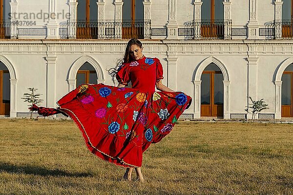 Ein wunderschönes Hispanic Brunette Modell posiert im Freien in häuslicher Umgebung