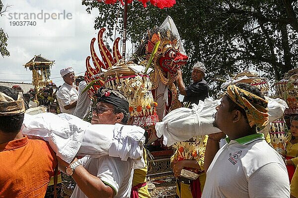 Gianyar  Bali  Indonesien  die sterblichen Überreste eines Menschen werden während der Ngaben Zeremonie in einem Tiersarkophag gelegt und anschließend verbrannt  Asien