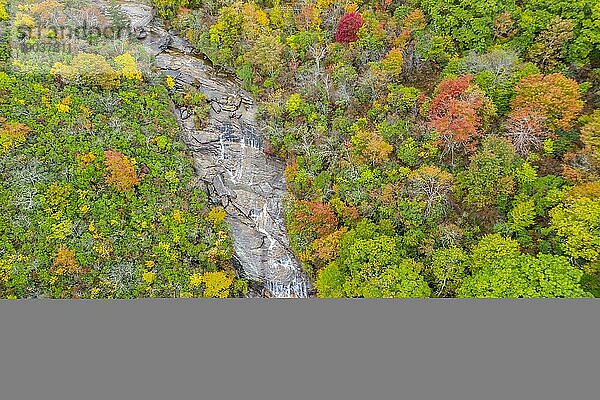 Ein Wasserfall liegt an einem Herbsttag in den Bergen von Carolina