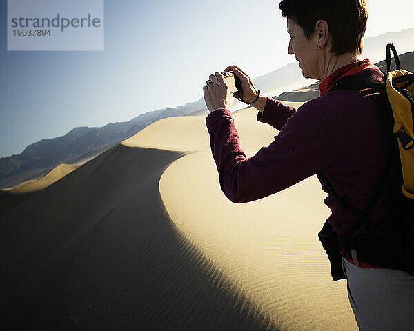 Eine Frau macht ein Foto im Death Valley Nationalpark  Kalifornien.