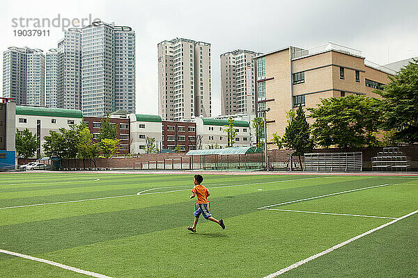 Ein Kind läuft auf einem Fußballplatz in Südkorea.
