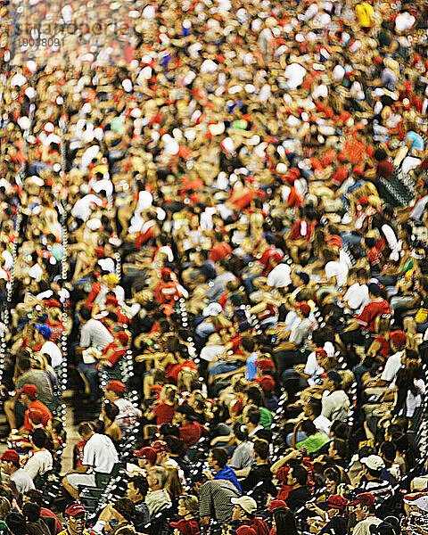 Blick aus der Vogelperspektive auf Baseballfans im Angel Stadium von Anaheim  Kalifornien.