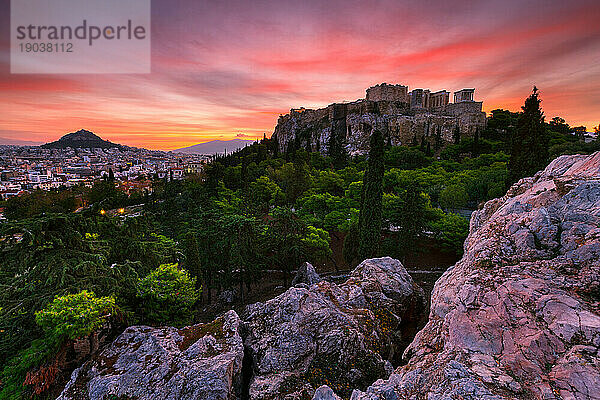 Akropolis und Blick auf Athen vom Areopag-Hügel.