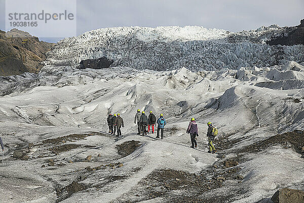 Menschen  die auf dem Gletscher laufen