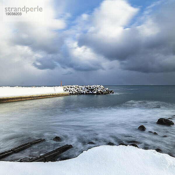 Langzeitaufnahme von Tetrapoden im Wintermeer  Yoichi  Hokkaido  Japan