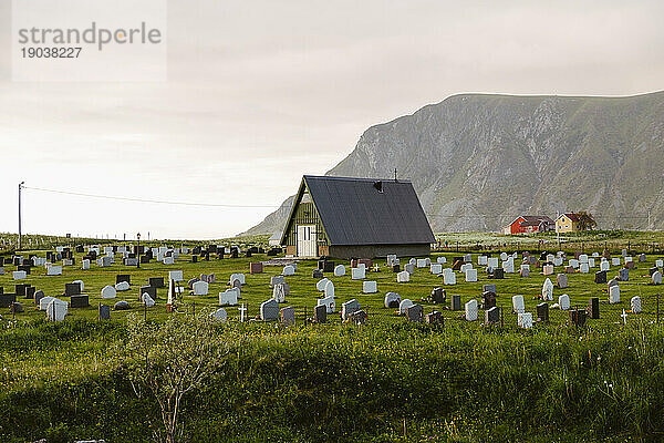 Malerischer Blick auf einen Friedhof auf den Lofoten