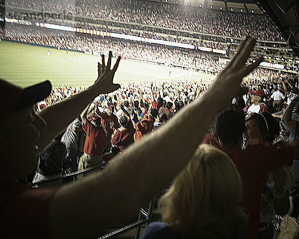 Baseballfans mit ausgestreckten Armen  Angel Stadium in Anaheim  Kalifornien.