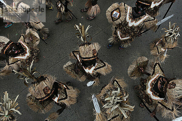 Kinder mit schwarz verschmierten Gesichtern beim Ati Atihan Festival  Kalibo  Aklan  Panay Island  Philippinen