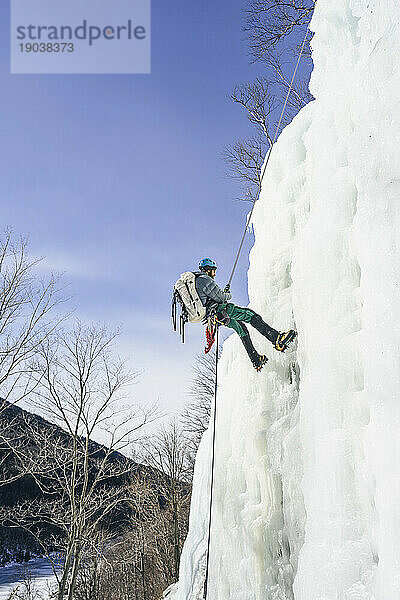 Eiskletterer beim Klettern in den Adirondack Mountains  USA