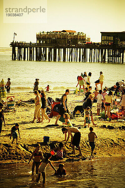 Menschen spielen am Strand.