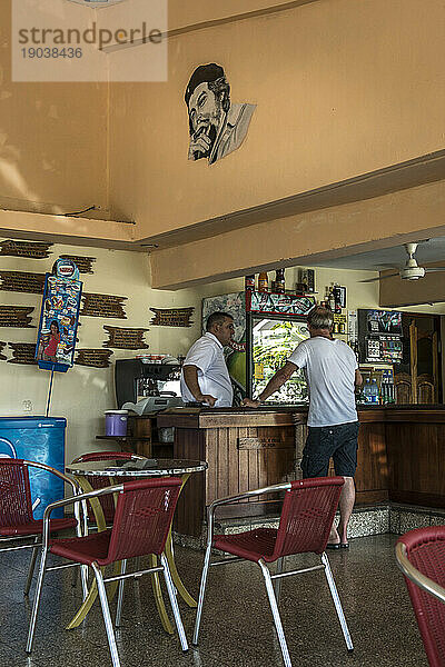 Zwei Männer stehen in einem kubanischen Straßencafé. Trinidad  Kuba