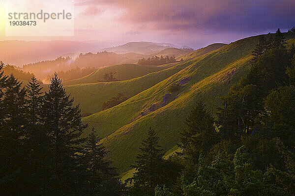 Blick auf die Küste bei Sonnenuntergang von Bolinas Ridge im Mount Tamalpais State Park in Kalifornien  nördlich von San Francisco.