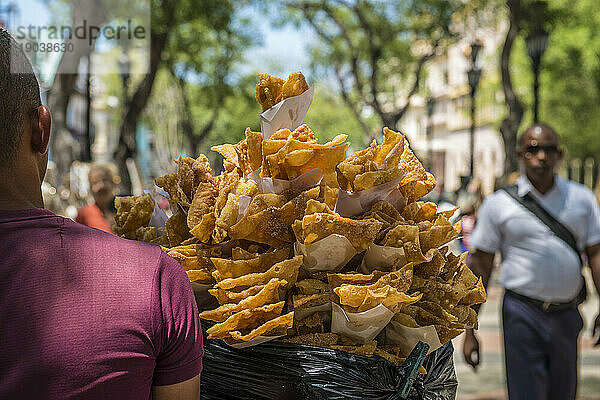 Straßenverkäufer  der Chiviricos (frittierten Teig) mit Zucker verkauft  im Centro Havana  La Habana  Kuba