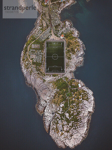Luftaufnahme eines Fußballfeldes auf einer Insel