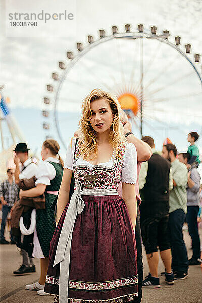 Junge blonde Frau auf dem Oktoberfest