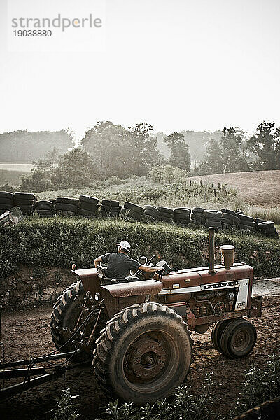 Ein Mann fährt einen Traktor auf dem Feld der Milchfarm seiner Familie in Keymar  Maryland.