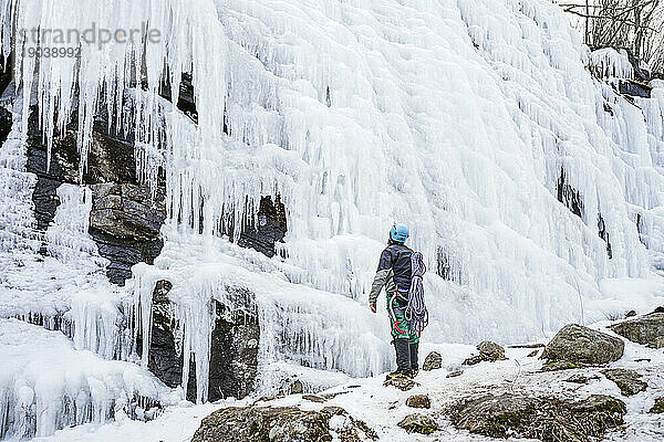 Eiskletterer bereitet sich auf den Aufstieg in den Adirondack Mountains  USA vor