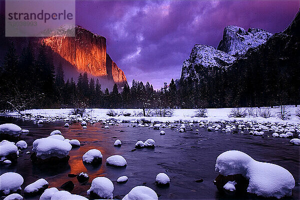 Die untergehende Sonne beleuchtet den Monolithen El Capitan im Yosemite-Nationalpark  Kalifornien; Winter 2008