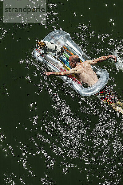 Ein Mann paddelt auf einem Schlauchboot.