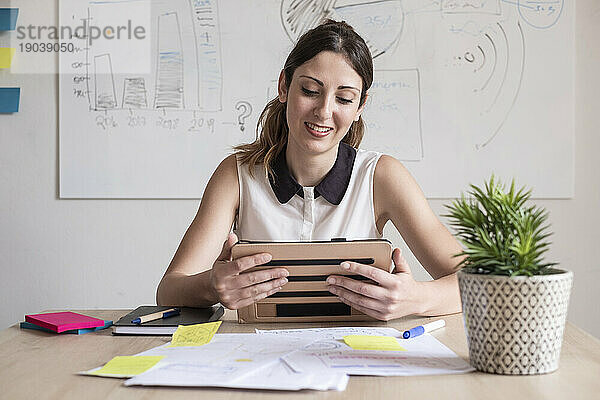 Junge Geschäftsfrau in einem modernen Büro