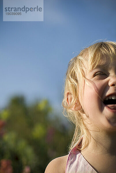 Junges Mädchen (2-3 Jahre alt) lacht im Freien  Maine  New England.