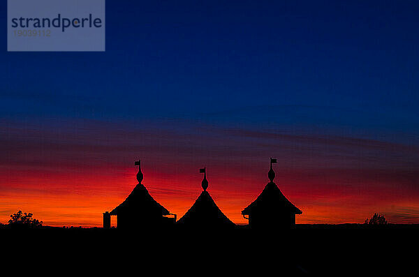 Silhouette eines erstaunlichen Schlosses über einem roten und blauen Himmel.