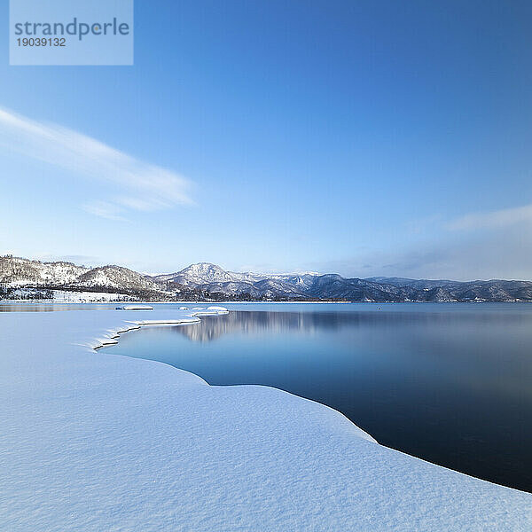 Langzeitbelichtungsaufnahme des Winters am Toya-See  Hokkaido  Japan