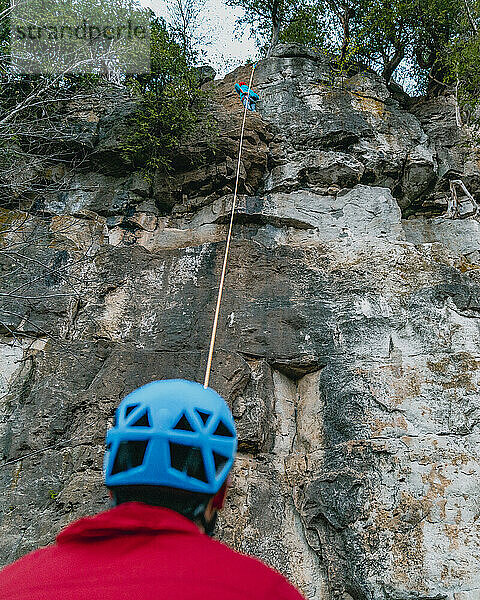 Kletterpartner erreichen den Gipfel in Ontario Crag