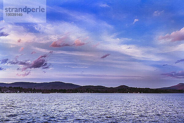 Blaue Stunde und Sonnenuntergang am Pontoosuc-See