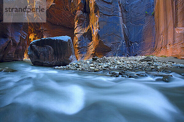 Die Narrows  ein kilometerlanger steiler Slot Canyon im Zion-Nationalpark im Süden Utahs  sind eine beliebte Wanderung unter Besuchern. Herbst 2009.