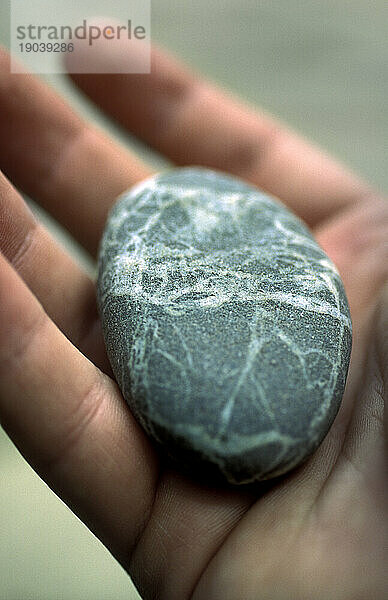 Wunderschöner Stein in der Hand.