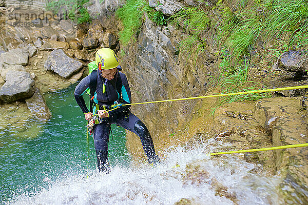 Frau beim Canyoning im Furco Canyon in den spanischen Pyrenäen