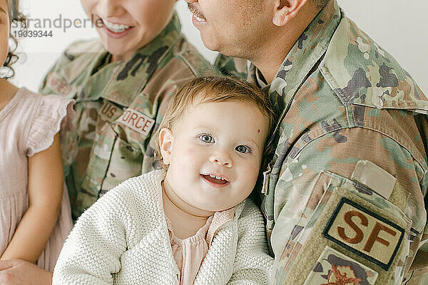 Das Baby lehnt sich an seine Mama und Papa im aktiven Luftwaffendienst