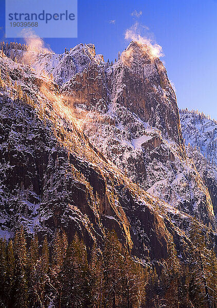 Der Sentinel Rock im Yosemite-Nationalpark in Kalifornien überblickt im Winter 2010 das Yosemite Valley auf der gegenüberliegenden Talseite der Yosemite Falls.